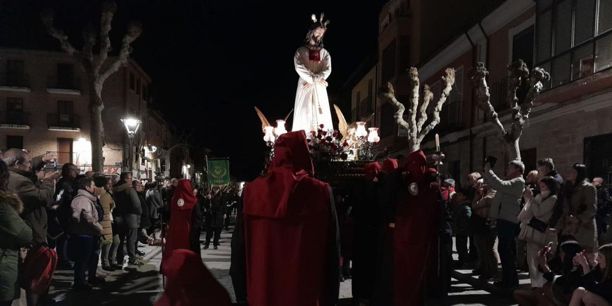 El Cristo de la Misericordia, luz que alumbra la noche del Domingo de Ramos