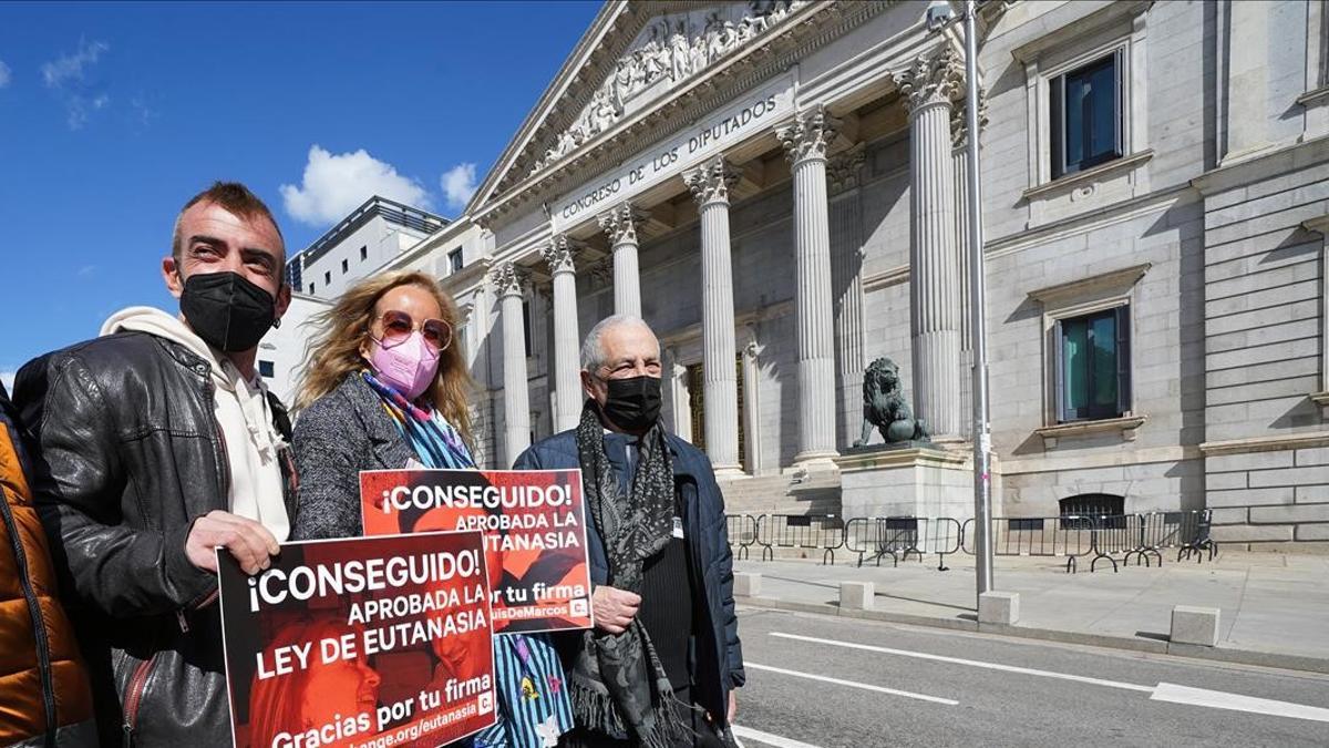 MADRID 18 03 2021 SOCIEDAD  Activistas pro EUTANASIA  se concentran frente al Congreso de los Diputados donde hoy se debe la Ley de la Eutanasia   IMAGEN DAVID CASTRO