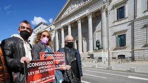 Activistas pro eutanasia a las puertas del Congreso de los Diputados.