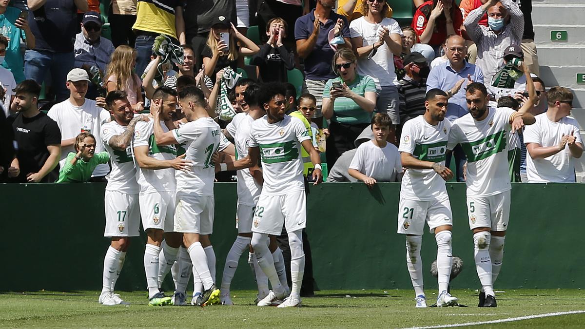 Los jugadores del Elche celebran el gol de Pedro Bigas