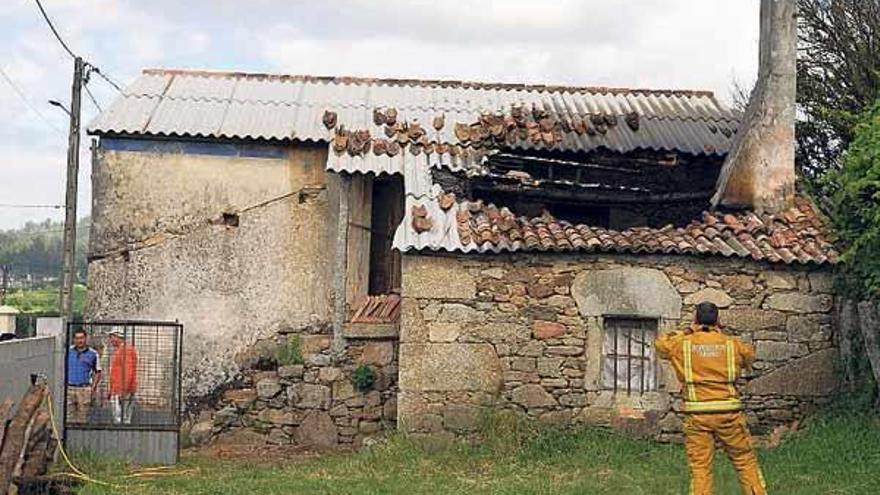 Un descuido en una quema en Lantaño causa un incendio en una casa deshabitada