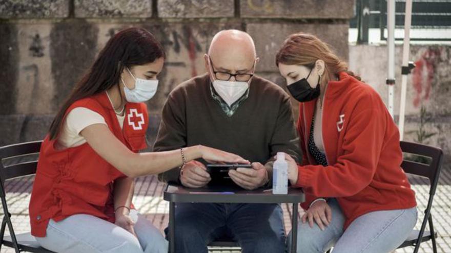 El aula móvil de Cruz Roja acerca la tecnología a los mayores