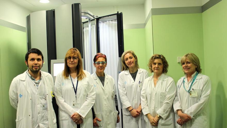L&#039;equip de dermatologia de l&#039;hospital Trueta davant de la cabina de fototeràpia