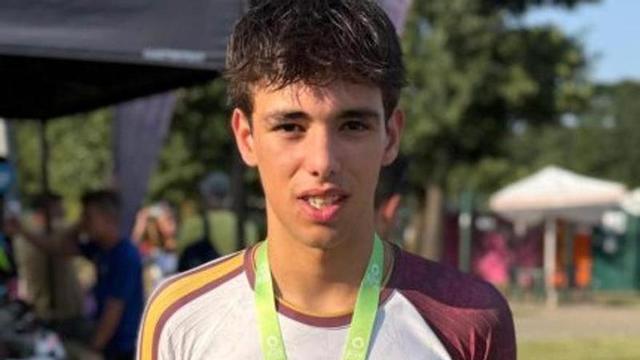Yoel Álvarez, con su medalla.
