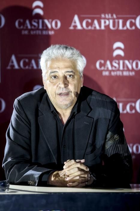 Anthony Blake abre la urna con lso resultados elctorales