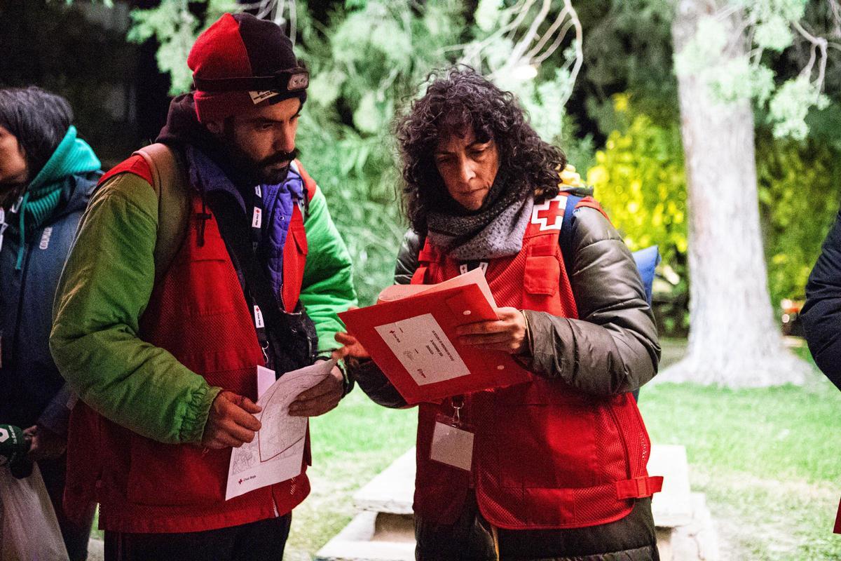 Voluntarios de Cruz Roja realizan el recuento de personas sin hogar en Zaragoza, este miércoles.