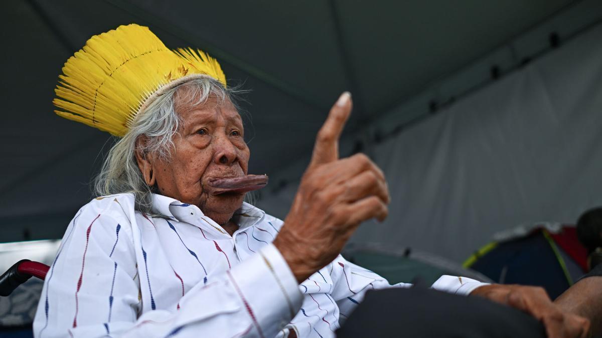 Fotografía de archivo del 8 de abril de 2026 del cacique Raoni Metuktire durante una entrevista con EFE