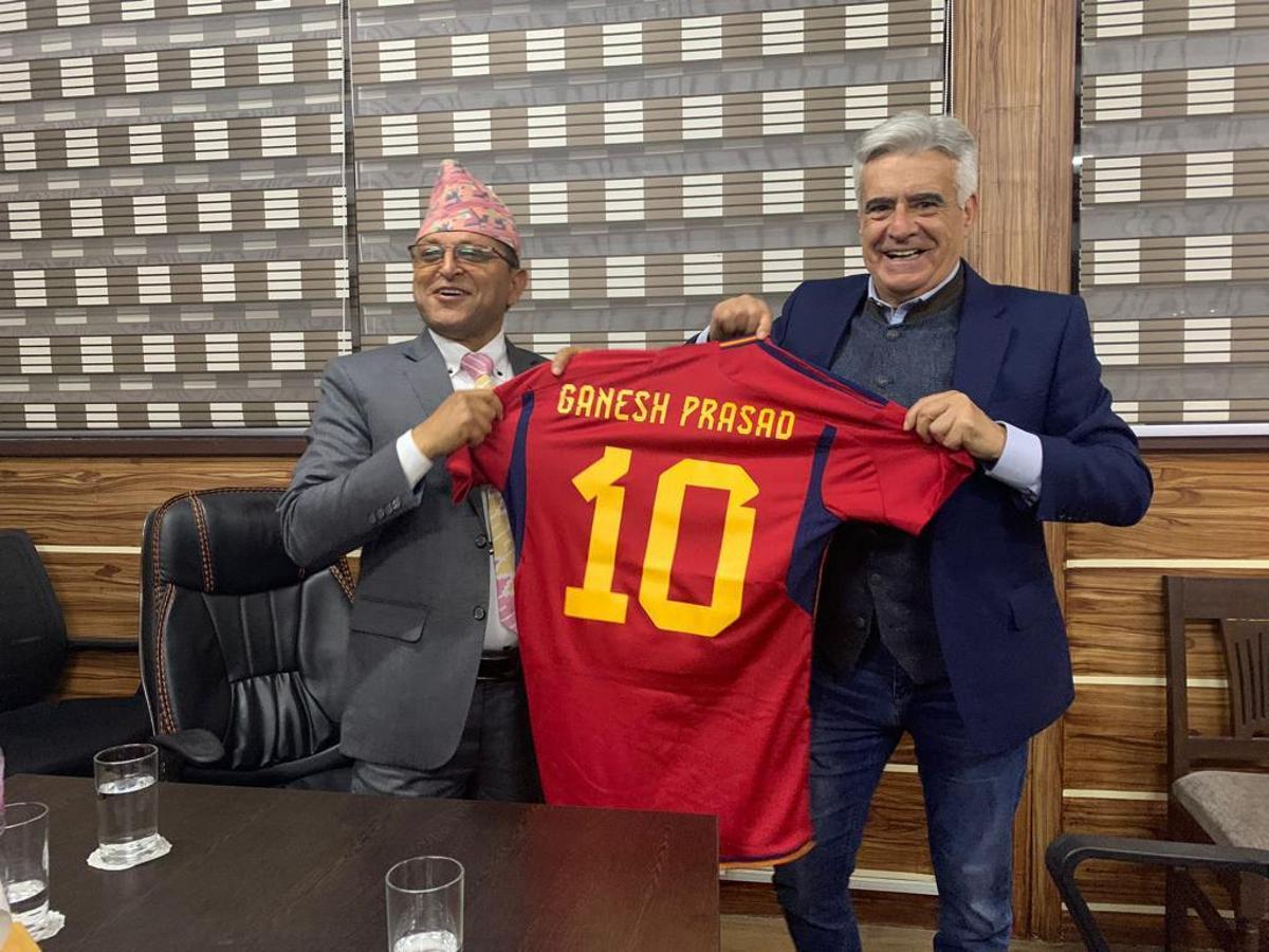 Ganesh Prasad, presidente del Senado nepalí, y Pedro Rocha, presidente de la Federación Extremeña de Fútbol y vicepresidente de la española.