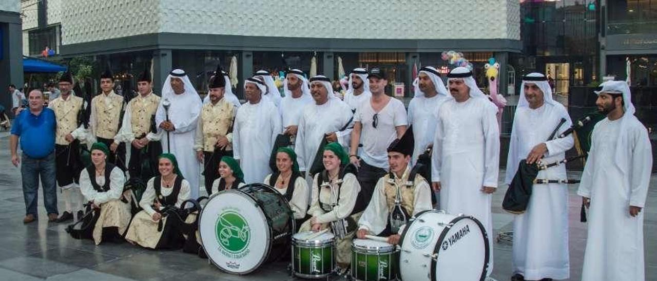 &quot;La Reina del Truébano&quot;, el pasado septiembre, con un grupo de gaiteros de la Policía de Dubai.