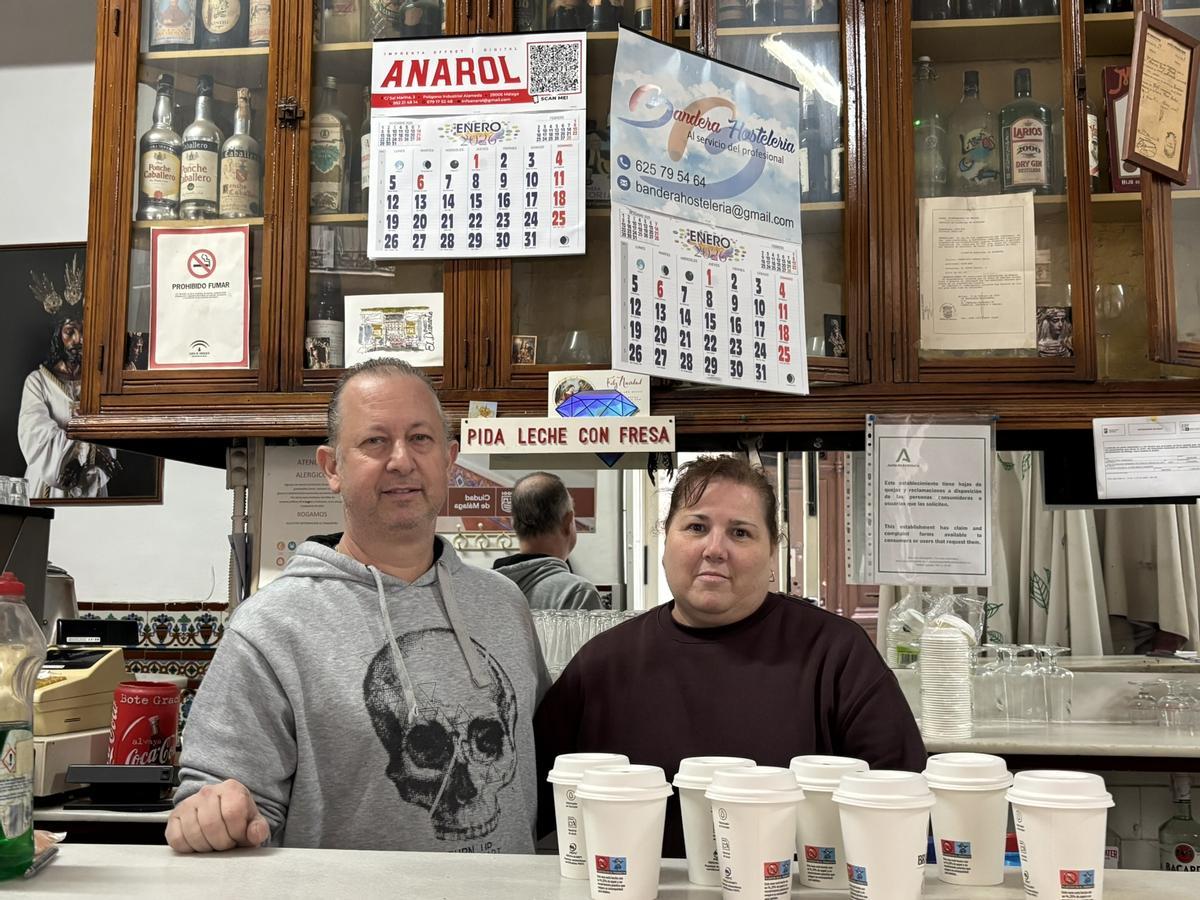 Francis y Mariví tras la barra del bar El Diamante.