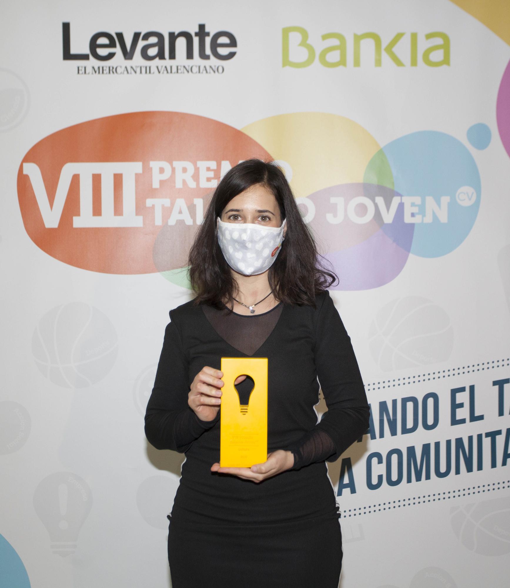 Paula Llorens posa junto a su premio en la modalidad de Cultura.jpg