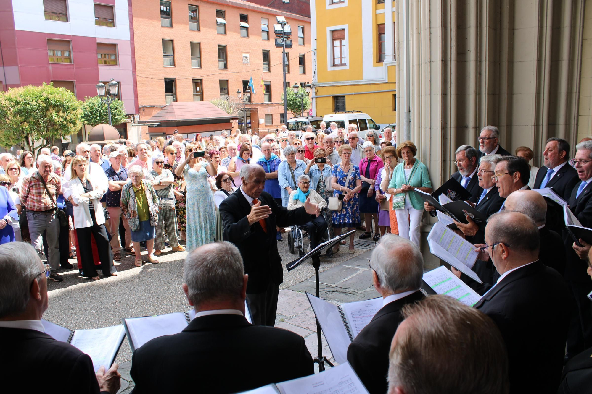 Así es el último día de las fiestas en Sama: del concierto del Coro "Santiaguín" a la jira por los bares, pasando por la música constante