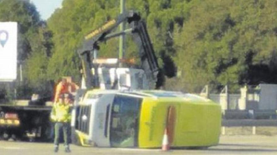 Dos heridos al volcar una ambulancia