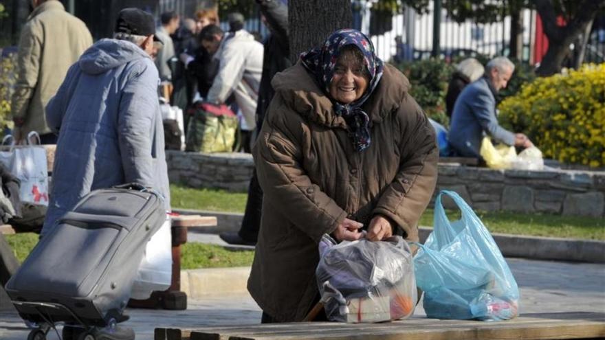 Los jubilados griegos ya suman 13 recortes de pensiones y se preparan para más