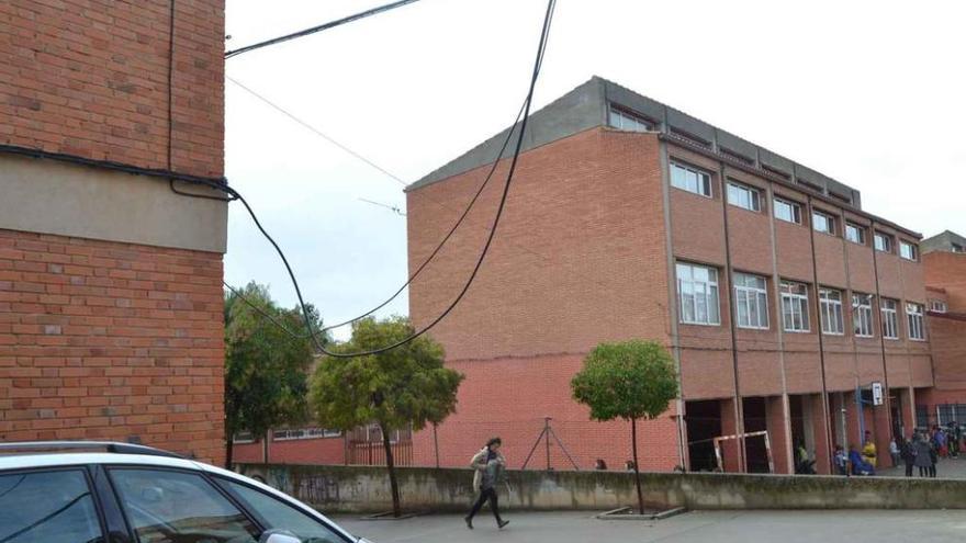 Uno de los cables caídos ayer frente al colegio de La Candelaria.