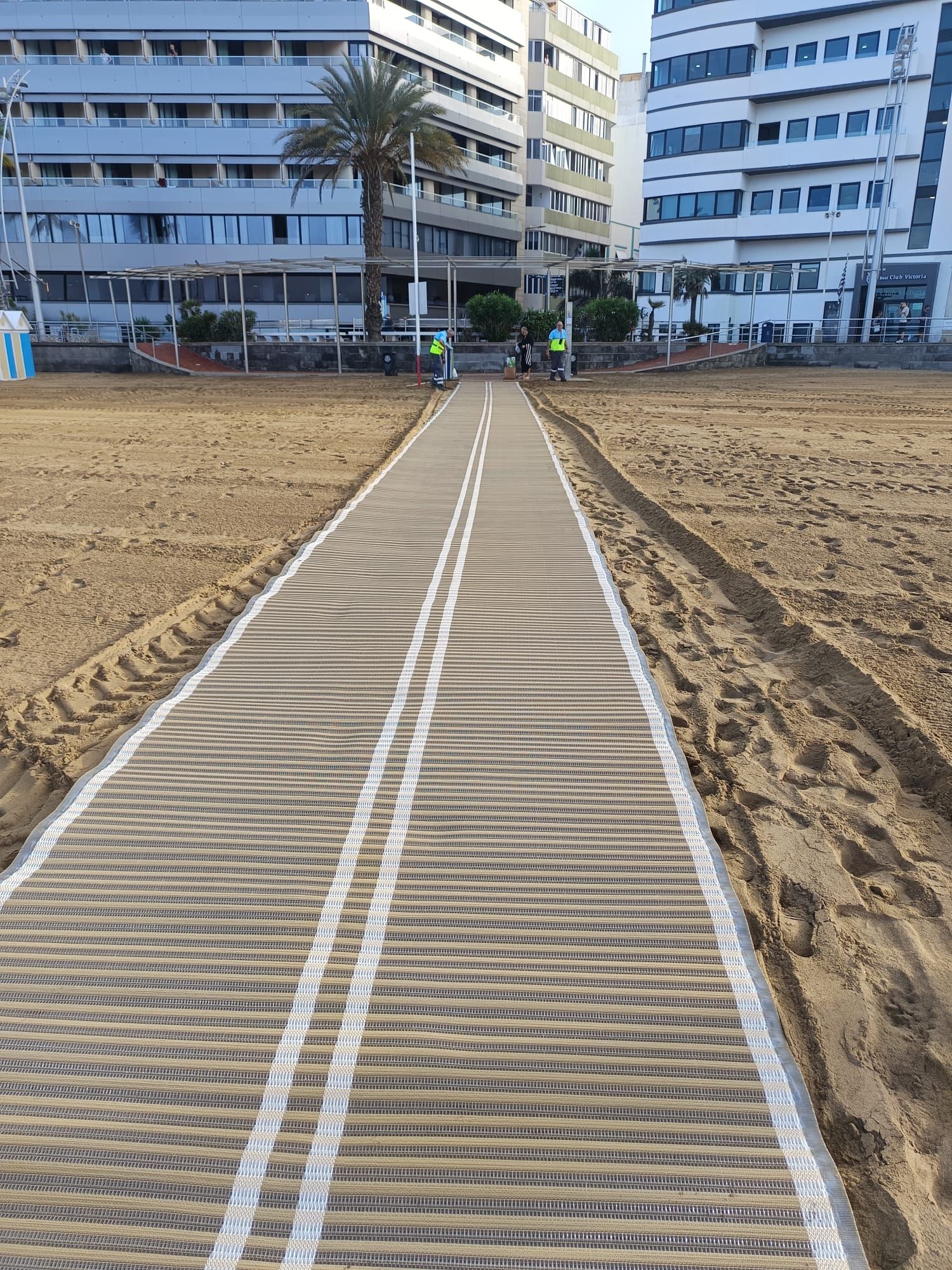 La playa de Las Canteras estrena nuevas torres de vigilancia, tarimas flexibles accesibles en la arena y un sistema de reanimación automático