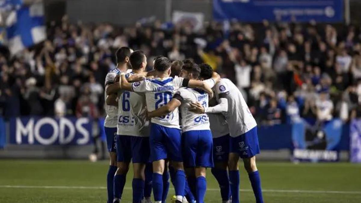 Los jugadores del CE Europa celebrando un gol.