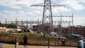 Torres eléctricas de alta tensión en la ronda Sant Ramón de Sant Boi de Llobregat, con la ciudad de fondo.