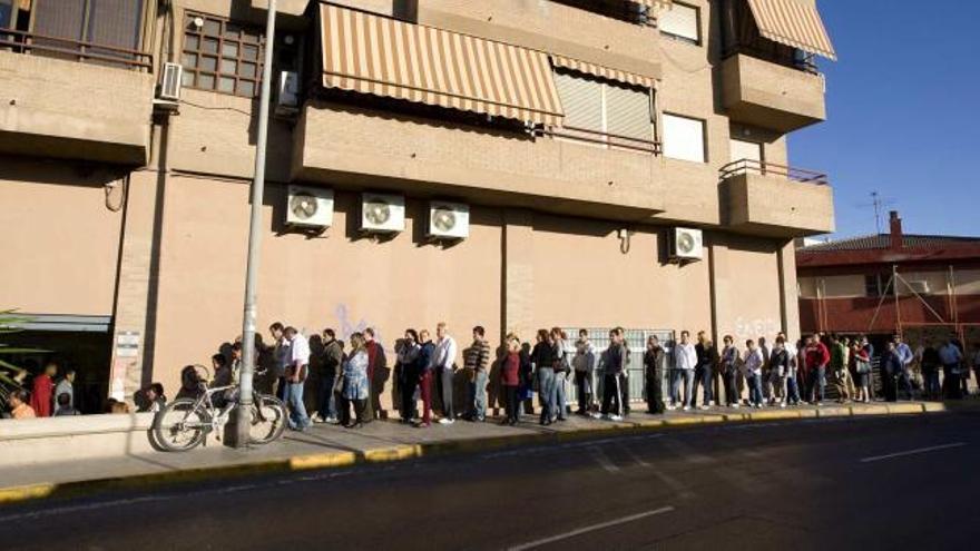 Imagen de archivo de parados haciendo cola ante una oficina de empleo de Alicante.