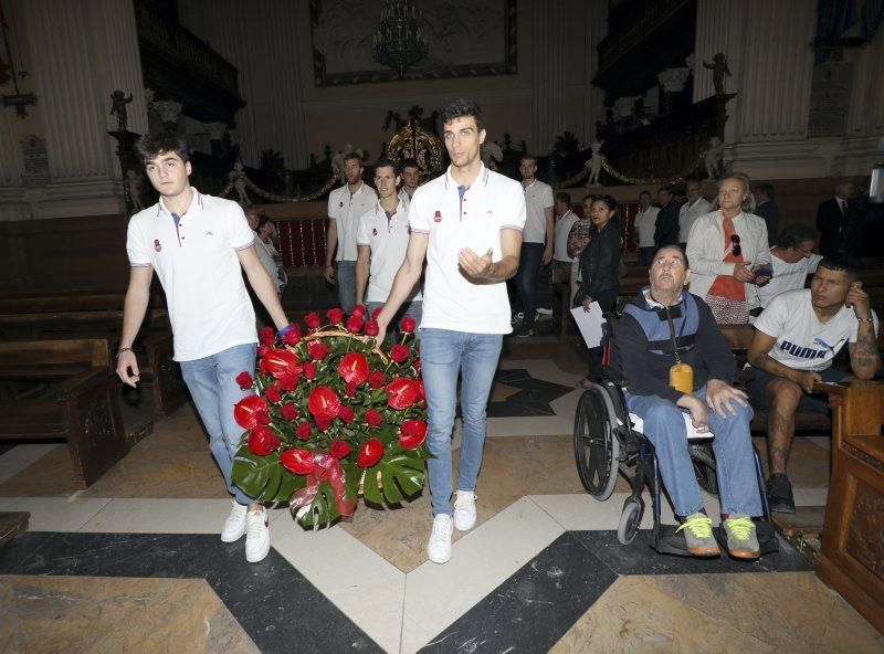 Tradicional ofrenda del Casademont Zaragoza a la Virgen del Pilar