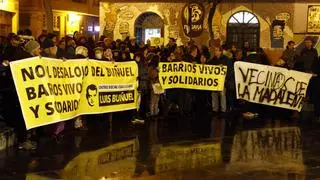 Más de 200 personas se concentran en apoyo al CSC Luis Buñuel, en La Magdalena