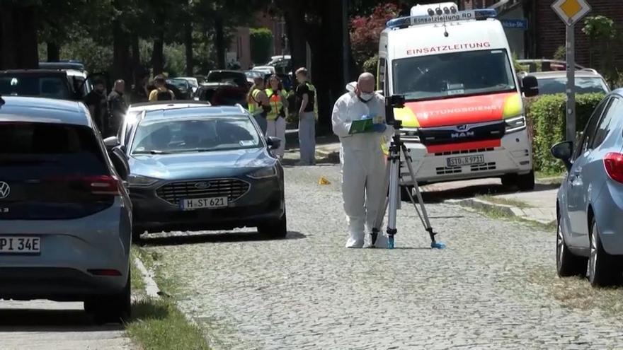 Al menos 5 muertos en un tiroteo en un centro de acogida para mujeres y menores en Stade, en el norte de Alemania Vehículos de la policía alemana.
