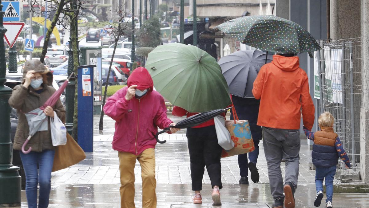 Efectos de la borrasca Karim en la calle Rosalía de Castro (Vigo)