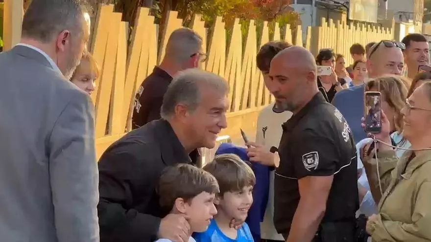 ¡Cuatro minutos de baño de masas para Laporta en Castelldefels!