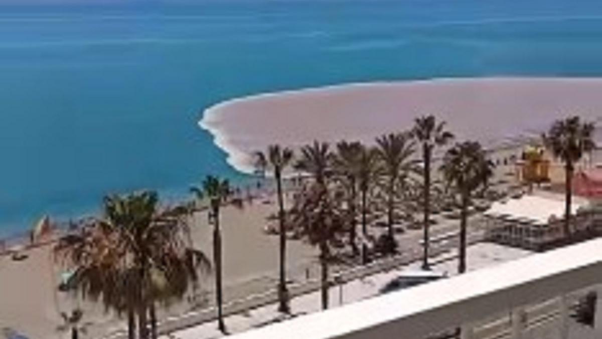 Rotura de una tubería en una playa de Benalmádena.