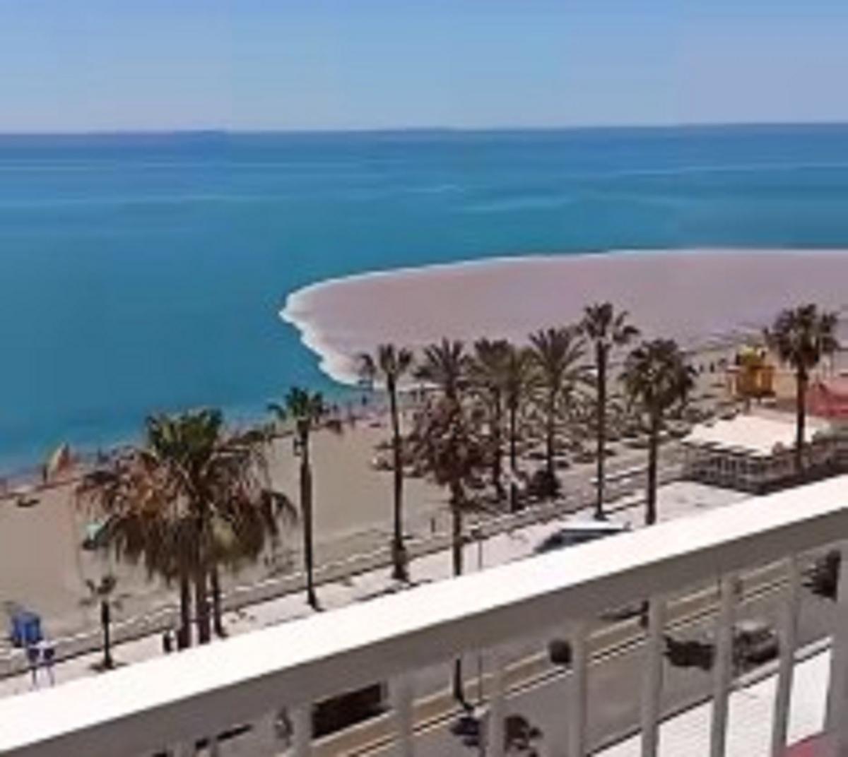 Rotura de una tubería en una playa de Benalmádena.
