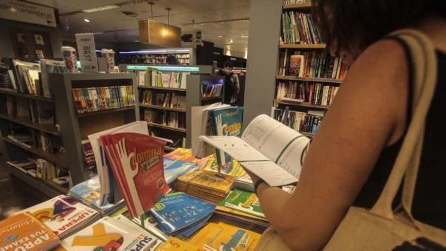 Exigen al tripartito que evite las horas extra para pagar los libros