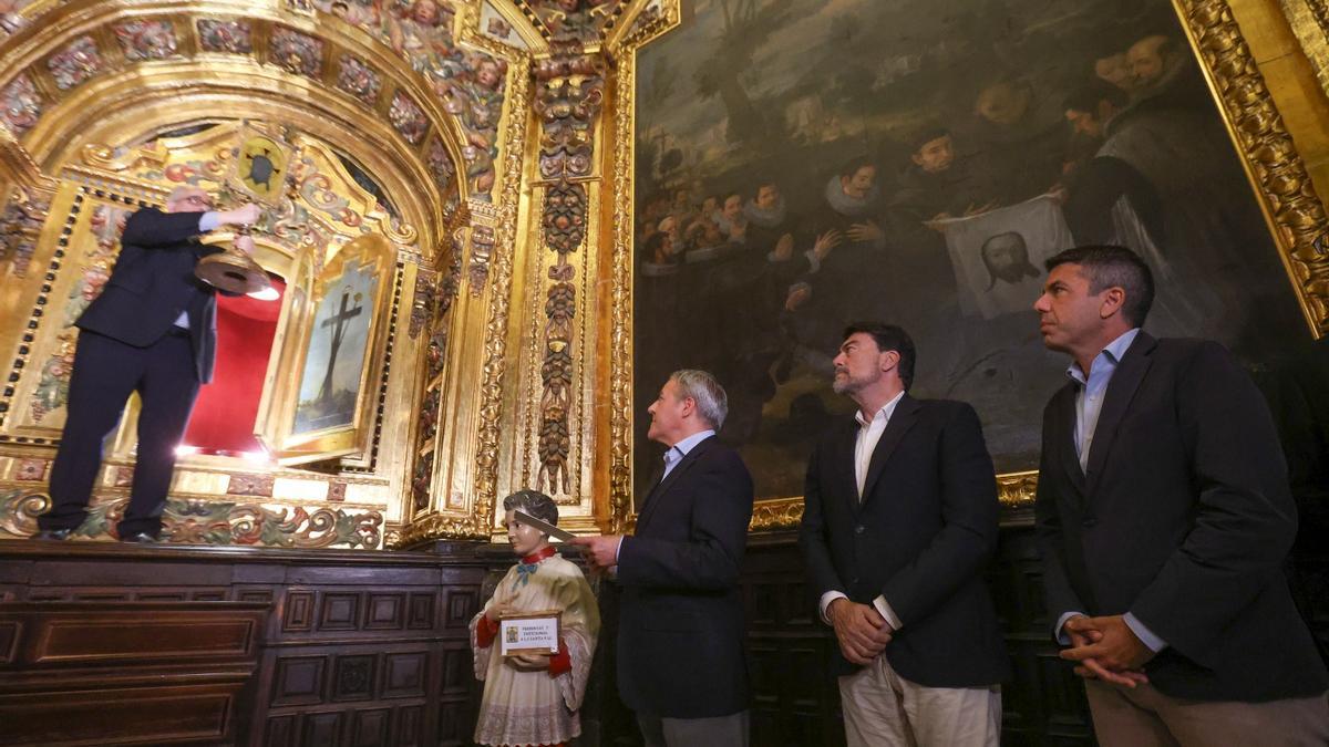 Mazón aparece por sorpresa en el “ensayo” de la Santa Faz
