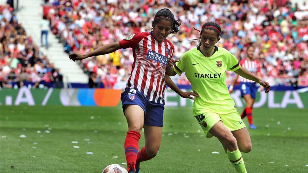 Vaitiari Kenti Robles peleando un balón con la blaugrana Aitana