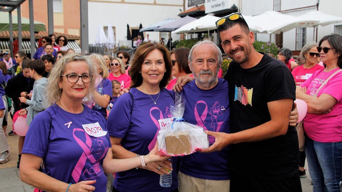 El delegado local con el voluntariado durante la última Marcha Rosa
