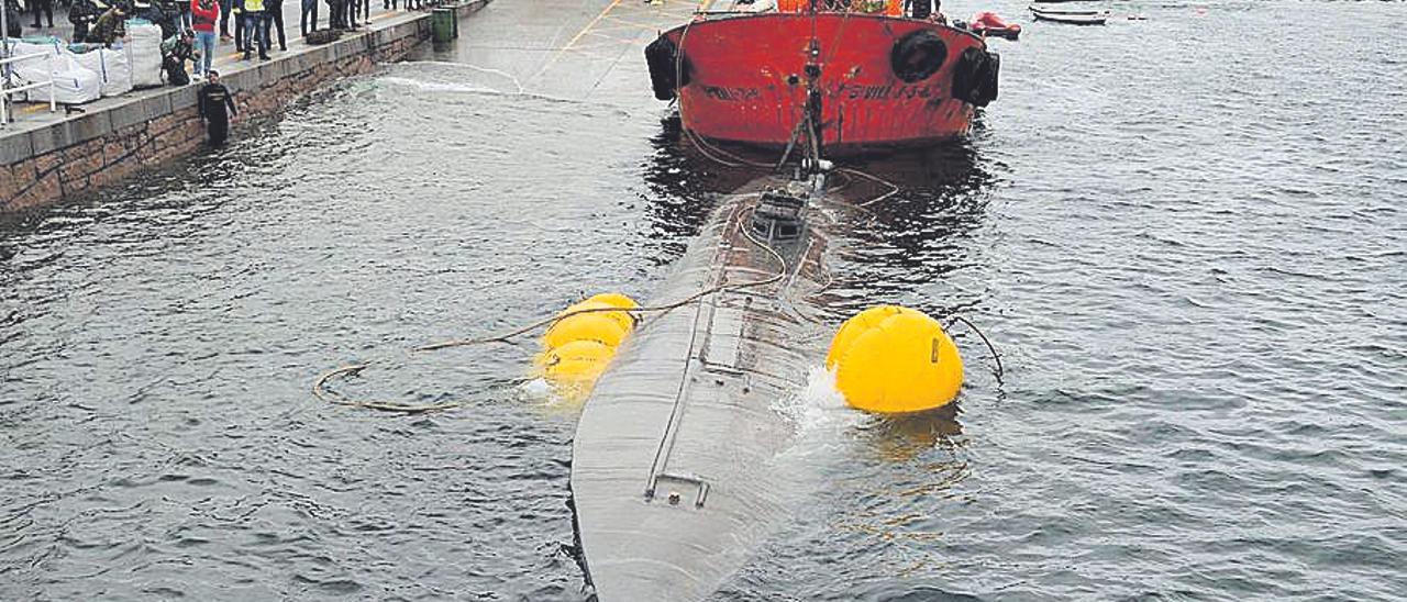 El narcosubmarino en el puerto de Aldán
