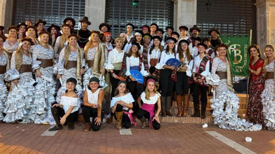 Fira d'Abril en Oliva con la Filà Contrabandistes: Música en directo y trajes de faralaes en el parque de l'Estació
