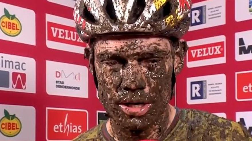 Van Aert... O no: Así apareció el ciclista tras la victoria en Dendermonde