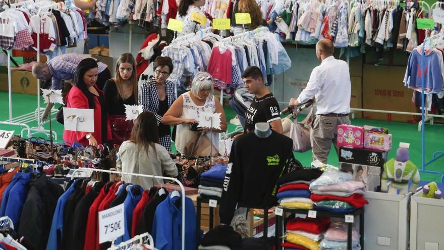 Ambiente en la feria de saldos.