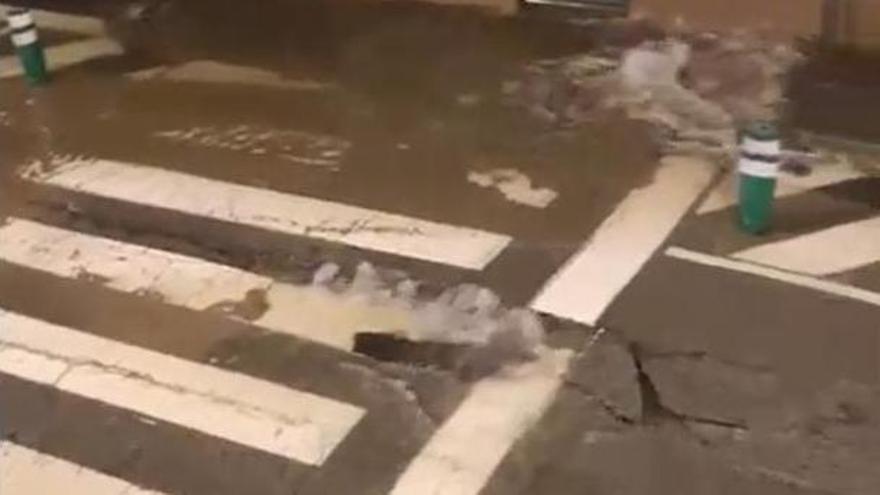 Una fuita omple d'aigua la carretera Santpedor de Manresa