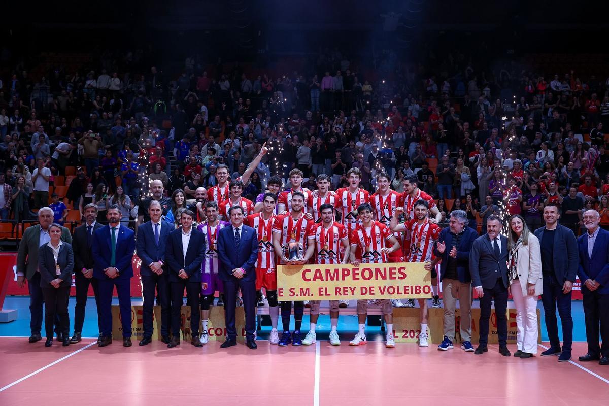 El ConectaBalear Manacor posa con las autoridades y el trofeo en Valencia.