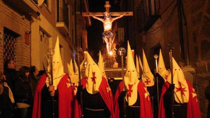 Imagen de la procesión del Vía Crucis en Toro