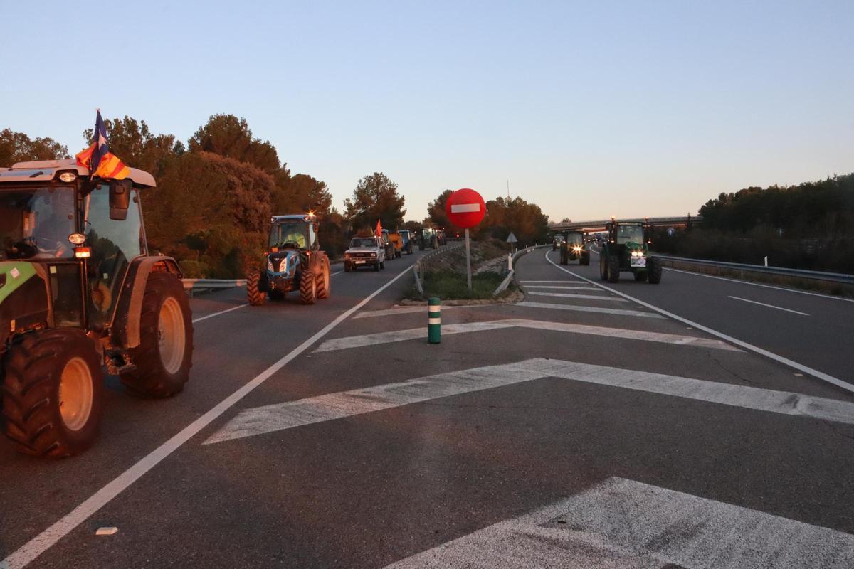 Tractores del Camp de Tarragona salen hacia Barcelona en una marcha lenta por la AP-2