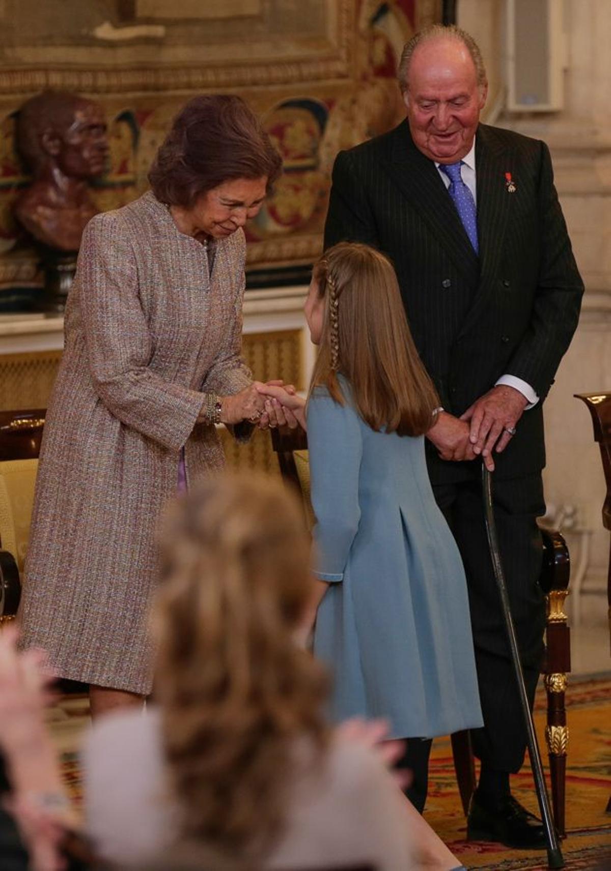 La reverencia de la princesa Leonor ante sus abuelos, los reyes eméritos