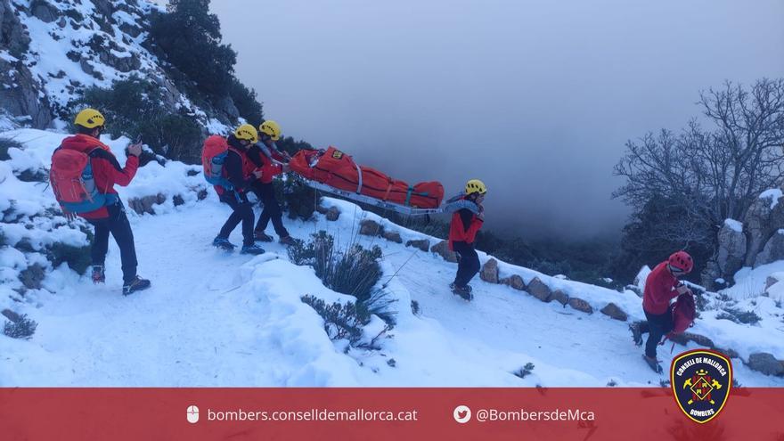 Feuerwehr rettet Wanderer, der in den verschneiten Bergen von Mallorca abstürzte