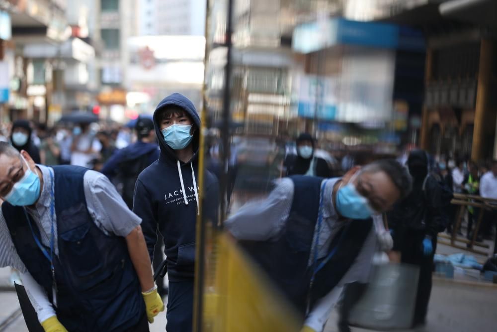 La violencia marcó este lunes una intensa jornada de huelga convocada por el movimiento de protesta hongkonés.