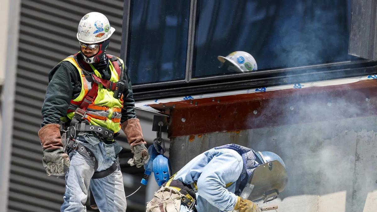 Trabajadores con equipos de protección en una obra, en una imagen de archivo.