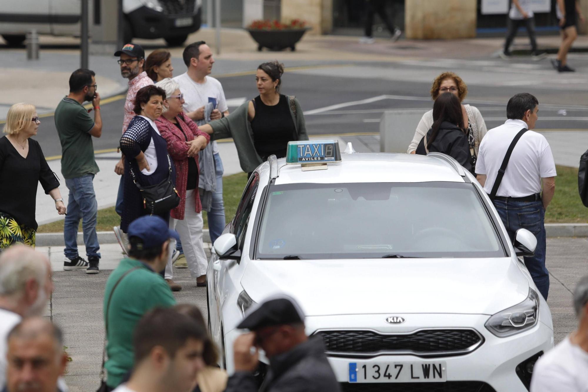 Así fue la despedida y el homenaje de amigos y clientes del Cafetón en Avilés a sus dueños, muertos en León