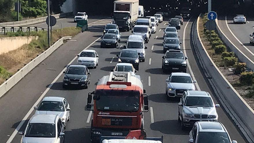 Atasco de nueve kilómetros por la avería de un camión en la Vía de Cintura