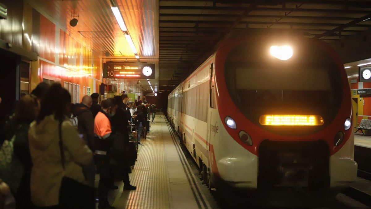 Un tren de Cercanías llegando al andén de la estación de Málaga - María Zambrano.