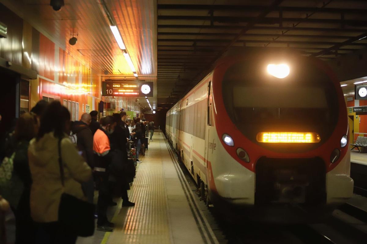 Un tren de Cercanías llegando al andén de la estación de Málaga - María Zambrano.